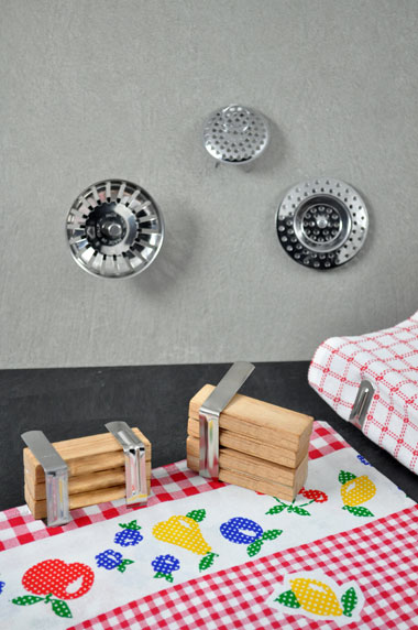 TABLE CLOTH CLIPS AND GRILL SINK