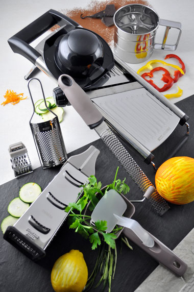 GRATER, MANDOLINE AND SUGAR STRAINER